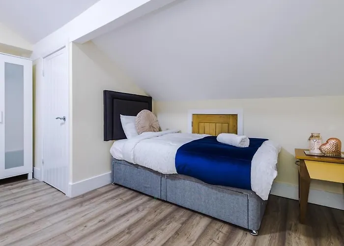 Sleeps 13, Free Parking, Near Etihad & C0-0p Live, 4br