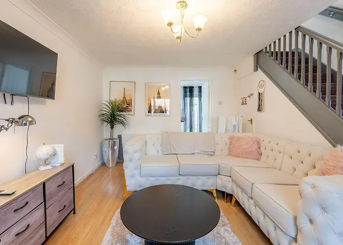 Holiday home 2br House Contractors Parking Wifi