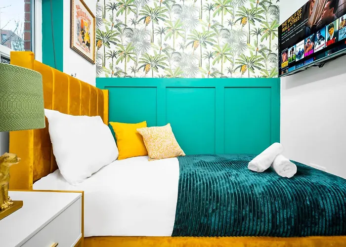 Stylish 4 Bed House With Garden - Sleeps 9 - Salford - Free Parking - Smart Tvs In Every Bedroom - Free Netflix & Ultra Fast Wifi - 6 Min To Centre, Close To Trafford Centre, Etihad Stadium, Arena, Clubs & * Mánchester