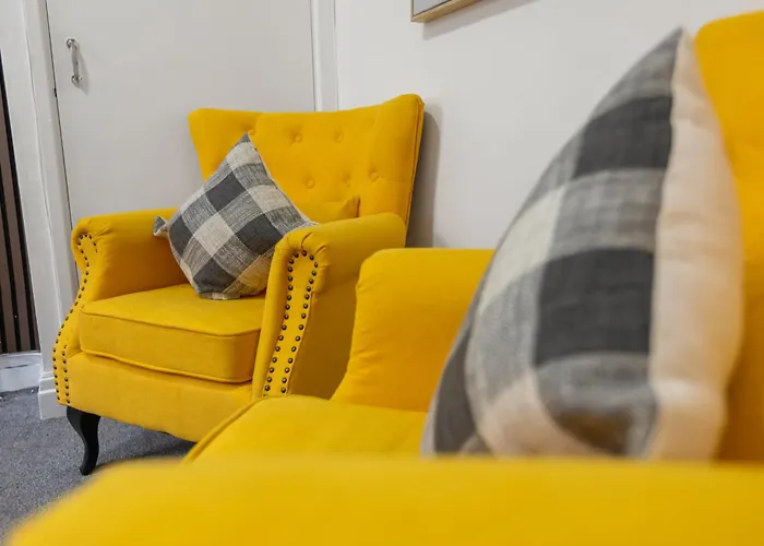 Manchester 2 Bedroom 5 Beds House 10 Minutes Away From City Centre And Hospitals On Street Parking ,Great For Long Term Stays Contractors And Hospital Workers