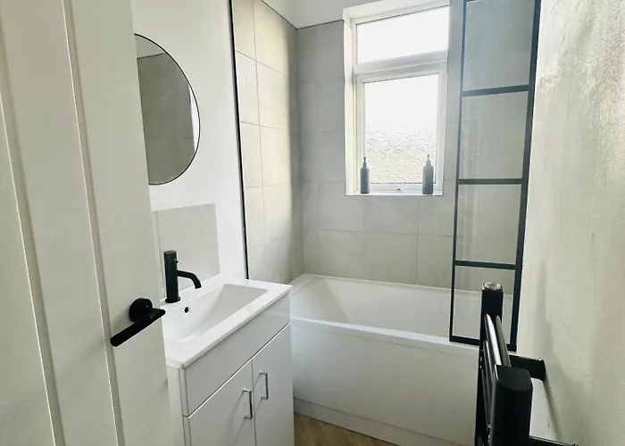 Getaway Bright & Spacious With Parking *