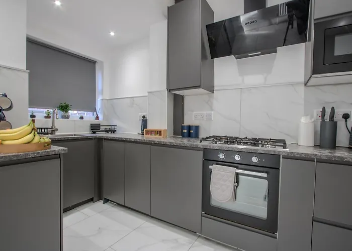 Modern & Spacious 4-bedroom Home, Family & Contractor Friendly, * Manchester