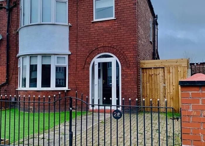 Modern 3-br On Edge Of Center With Free Parking 度假居