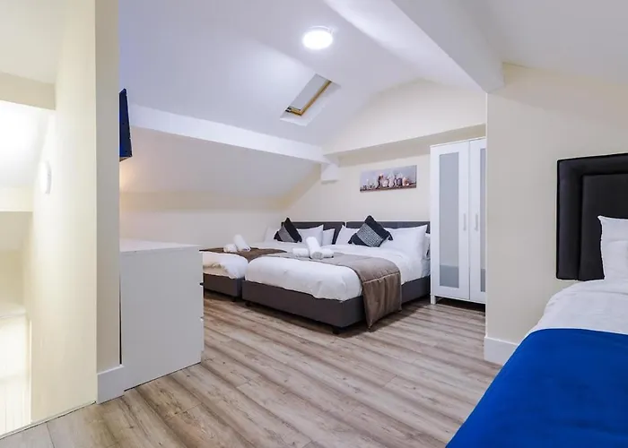 Tatil Evi Sleeps 13, Free Parking, Near Etihad & C0-0p Live, 4br *