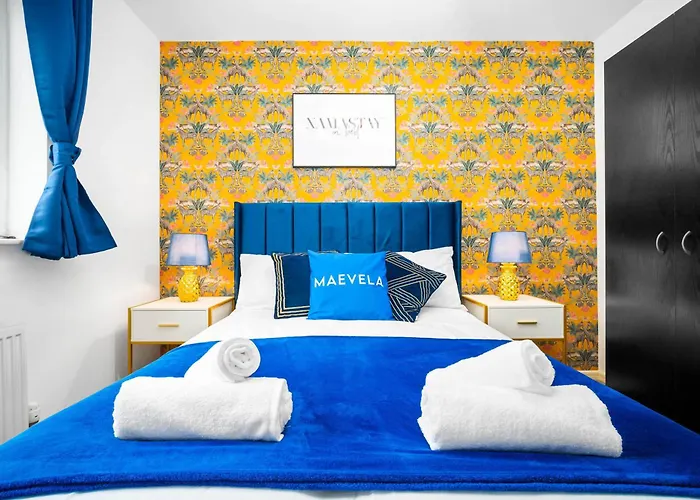 Vakantiehuis Stylish 4 Bed House With Garden - 4 Doubles Beds & 1 Single Bed - Sleeps 9 - Salford - Free Parking - Smart Tvs In Every Bedroom - Free Netflix - 6 Min To Centre, Close To Trafford Centre, Etihad Stadium, Arena, Clubs & Mor *