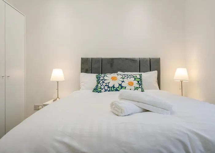 Spacious 4 Bed Ideal For Business & Long Term Stays, Free Parking * Manchester