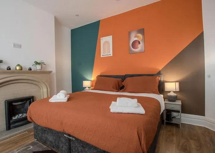 Modern & Spacious 4-bedroom Home, Family & Contractor Friendly, Feriehus