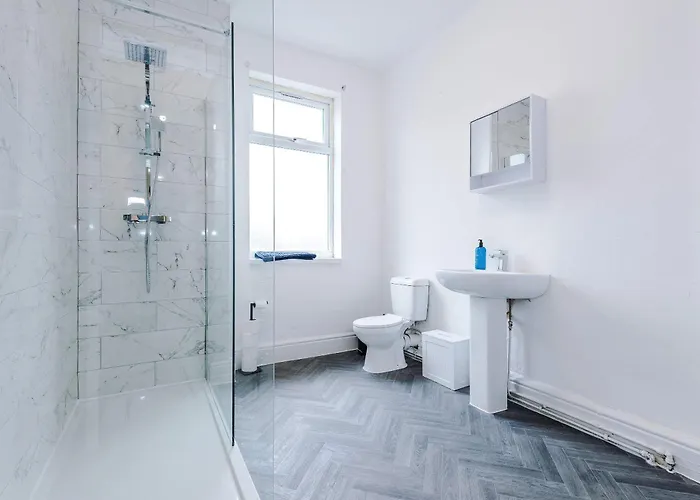 Spacious 3 Bed In By 53 Degrees Property, Perfect For Group Stays, Sleeps 8 With Free Parking!