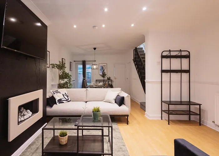 3 Bedroom House In Salford - Sleeps 6 Guests, Contractors, Groups, Families, Business, Leisure & Relocation Welcome, 15 Minutes From Centre, Fast Wi-fi, Smart Tv In Each Bedroom And Free Parking, Long & Short Welcome * מנצ'סטר