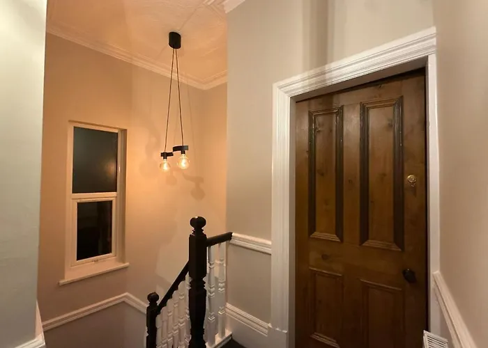 Large Luxury 4 Bedroom With Parking 펜션 맨체스터