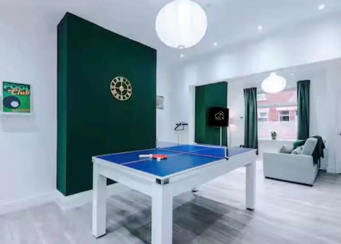 Modern 2-bed House Near Centre - Sleeps 6 Holiday home Manchester