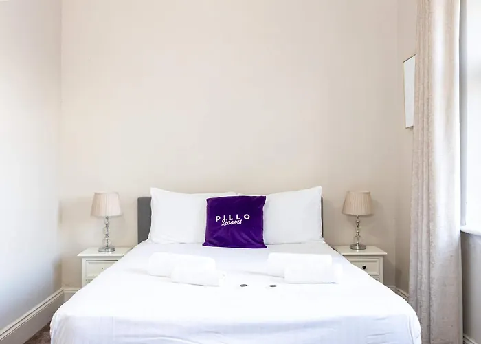 Detached House In Prestwich Sleeps 10 With Parking *