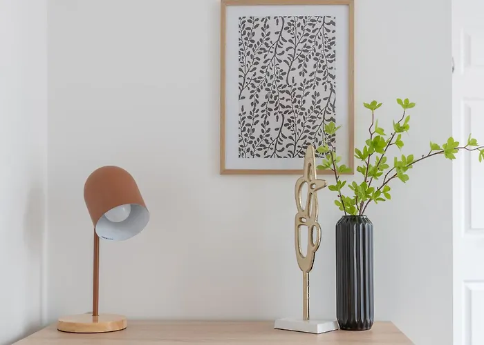 Stylish Comfort Retreat - Salford, Sleeps 8 Ferienhaus