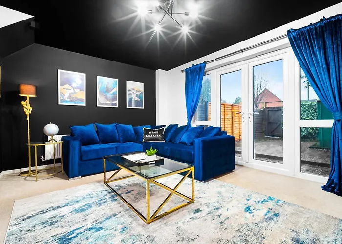 Stylish Manchester 4 Bed House With Garden - 4 Doubles Beds & 1 Single Bed - Sleeps 9 - Salford - Free Parking - Smart Tvs In Every Bedroom - Free Netflix - 6 Min To City Centre, Close To Trafford Centre, Etihad Stadium, Manchester Arena, Clubs & Mor * Манчестер