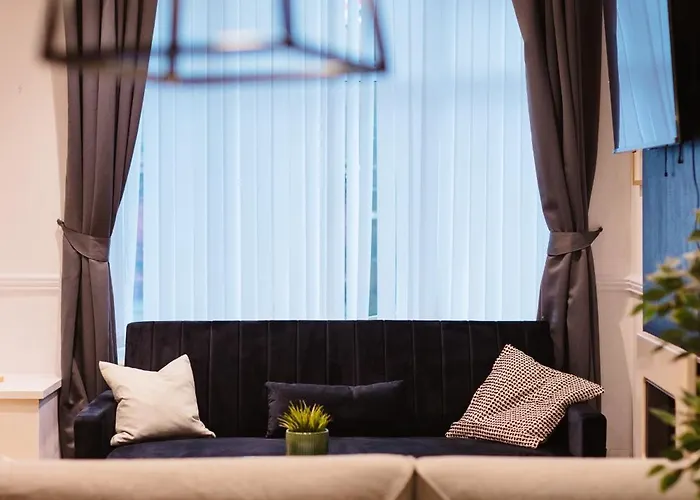 別荘 3 Bedroom House In Salford - Sleeps 6 Guests, Contractors, Groups, Families, Business, Leisute & Relocation Welcome, 15 Minutes From Centre, Fast Wi-fi, Smart Tv In Each Bedroom & Free Parking, Long And Short Welcome マンチェスター