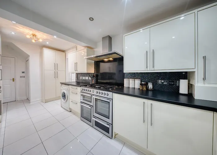 3 Bedrooms Sleeps 7 Free Parking * Manchester