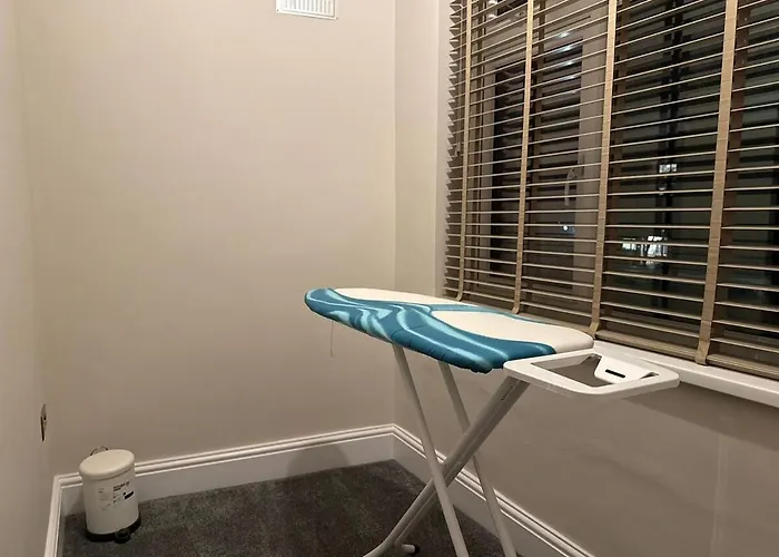 Large Luxury 4 Bedroom With Parking