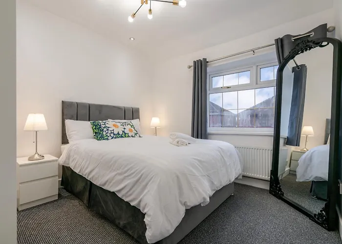 Spacious 4 Bed Ideal For Business & Long Term Stays, Free Parking Guest house Manchester