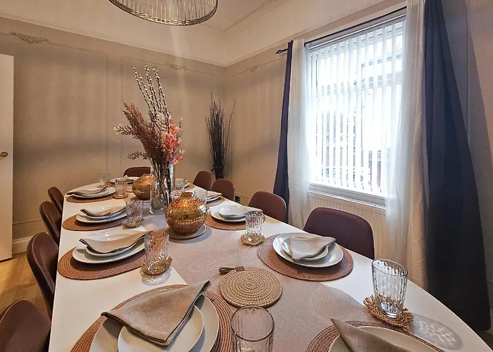 Massive And Stylish 5 Bed House - Sleeps 13 - Free Parking *