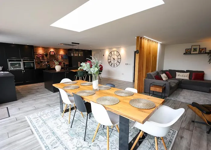 Stunning Family With Hot Tub In Worsley 펜션 맨체스터