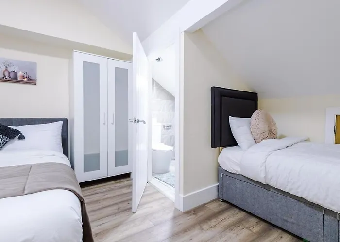 Sleeps 13, Free Parking, Near Etihad & C0-0p Live, 4br Сasa de vacaciones Mánchester