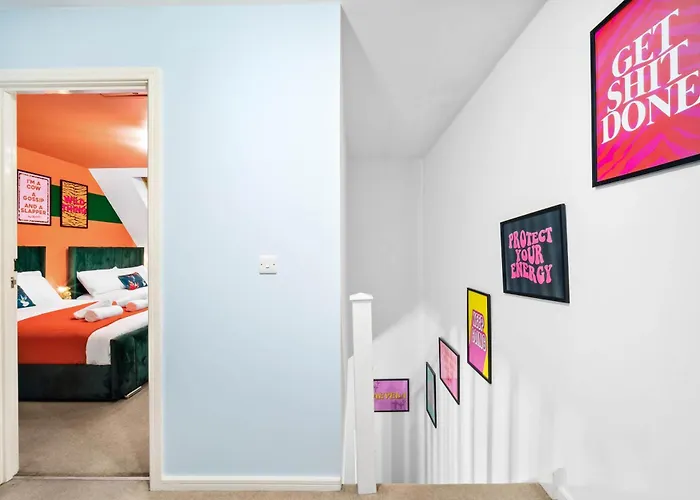 Stylish Manchester 4 Bed House With Garden - 4 Doubles Beds & 1 Single Bed - Sleeps 9 - Salford - Free Parking - Smart Tvs In Every Bedroom - Free Netflix - 6 Min To City Centre, Close To Trafford Centre, Etihad Stadium, Manchester Arena, Clubs & Mor *