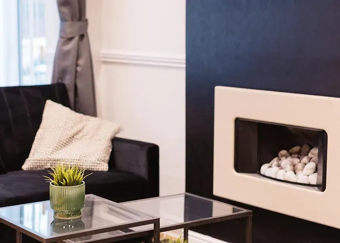 3 Bedroom House In Salford - Sleeps 6 Guests, Contractors, Groups, Families, Business, Leisute & Relocation Welcome, 15 Minutes From Centre, Fast Wi-fi, Smart Tv In Each Bedroom & Free Parking, Long And Short Welcome 別荘