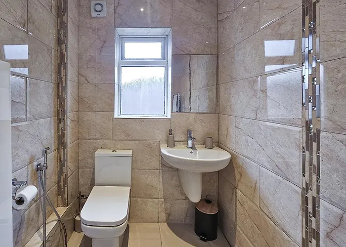 Massive And Stylish 5 Bed House - Sleeps 13 - Free Parking Manchester