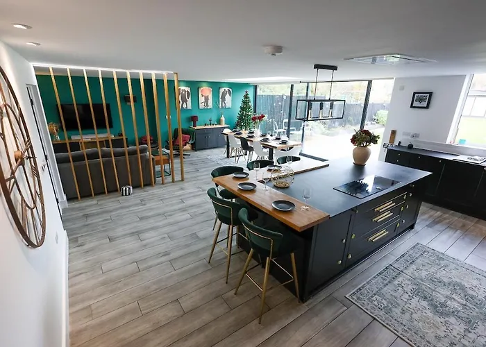 Stunning Family With Hot Tub In Worsley * Μάντσεστερ