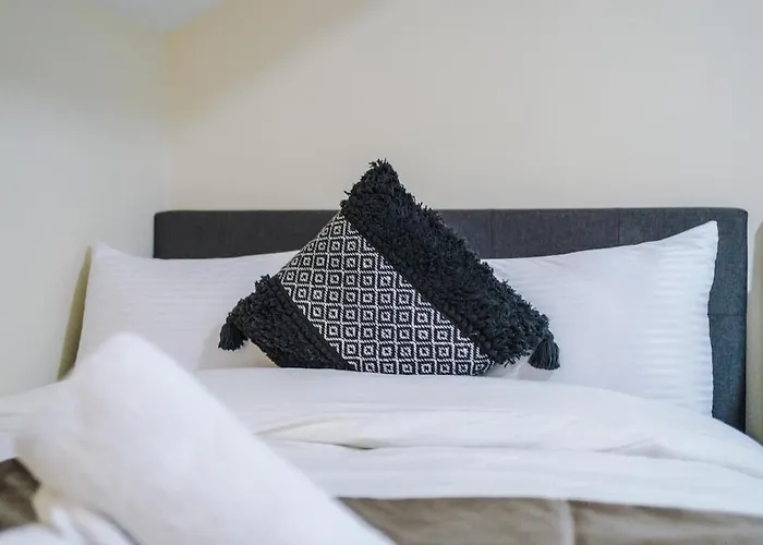 Sleeps 13, Free Parking, Near Etihad & C0-0p Live, 4br * Mánchester