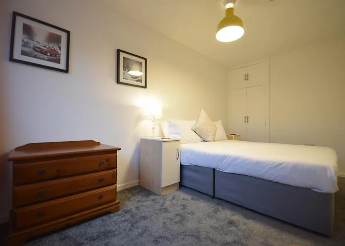 Holiday home Cosy 2bdr House With Driveway Near Manchester