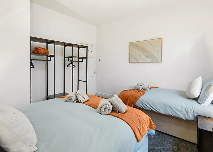 Dom wakacyjny Manchester 2 Bedroom 5 Beds House 10 Minutes Away From City Centre And Hospitals On Street Parking ,Great For Long Term Stays Contractors And Hospital Workers Manchester