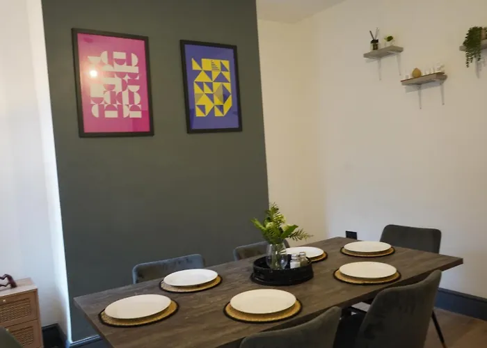 Spacious 3-bedroom Near Centre With Parking Feriehus