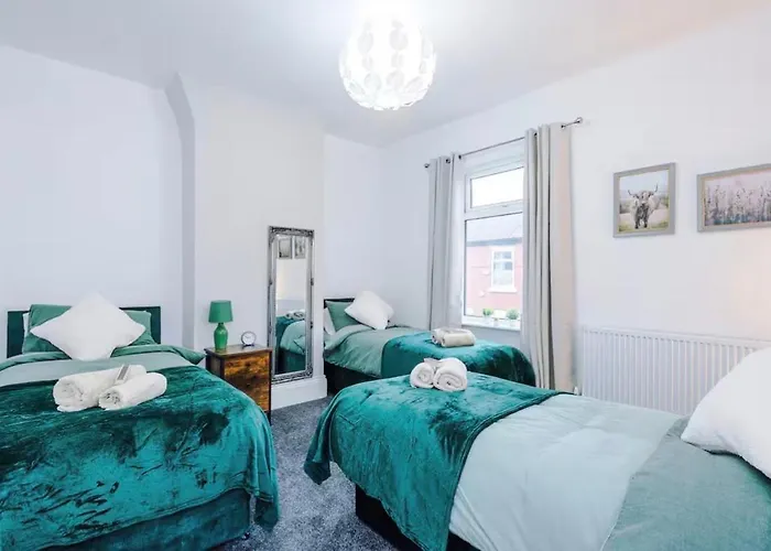 Modern 2-bed House Near Centre - Sleeps 6 Hébergement de vacances Manchester