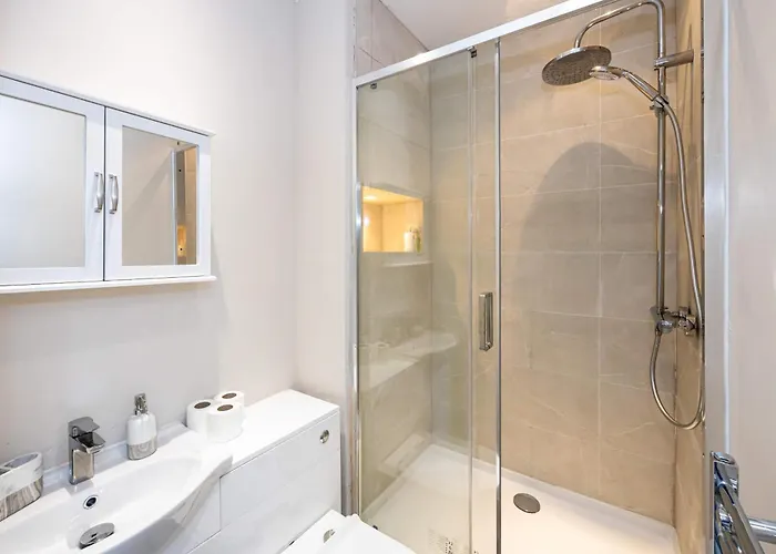 Detached House In Prestwich Sleeps 10 With Parking