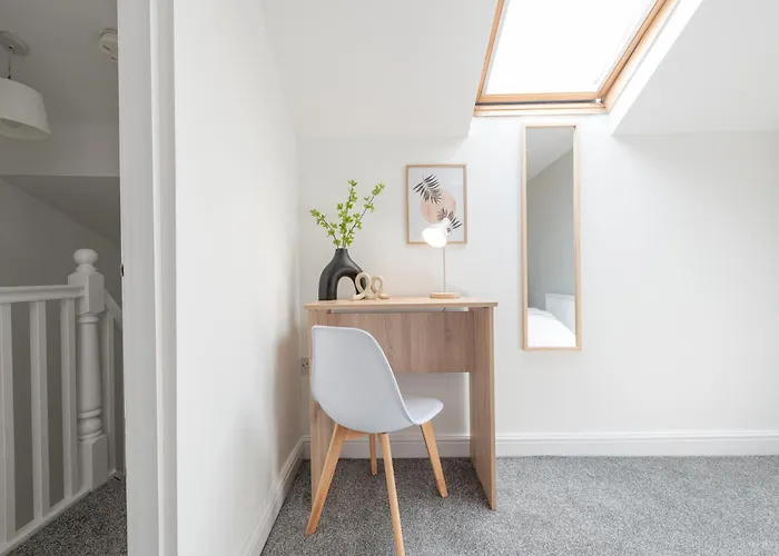 Stylish Comfort Retreat - Salford, Sleeps 8 Ferienhaus