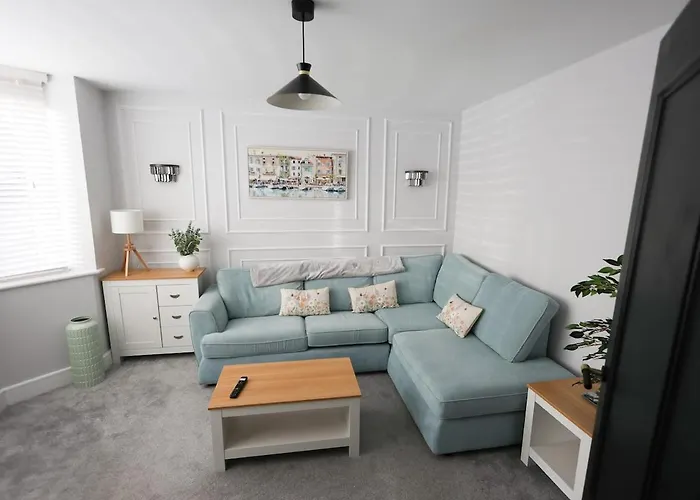 Stunning Family With Hot Tub In Worsley *