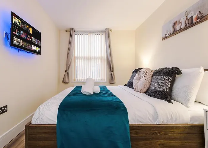 Sleeps 13, Free Parking, Near Etihad & C0-0p Live, 4br * Manchester