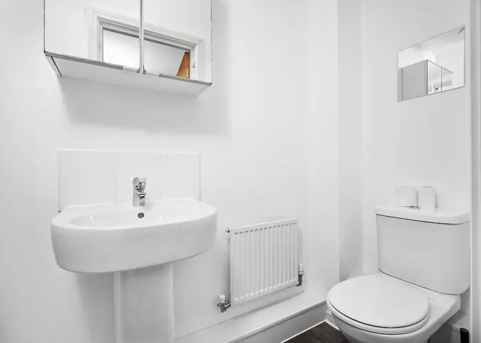 Vakantiehuis Stylish 4 Bed House With Garden - 4 Doubles Beds & 1 Single Bed - Sleeps 9 - Salford - Free Parking - Smart Tvs In Every Bedroom - Free Netflix - 6 Min To Centre, Close To Trafford Centre, Etihad Stadium, Arena, Clubs & Mor