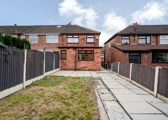 Spacious 4 Bed Ideal For Business & Long Term Stays, Free Parking Guest house *