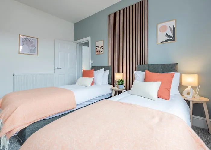 Stylish Comfort Retreat - Salford, Sleeps 8