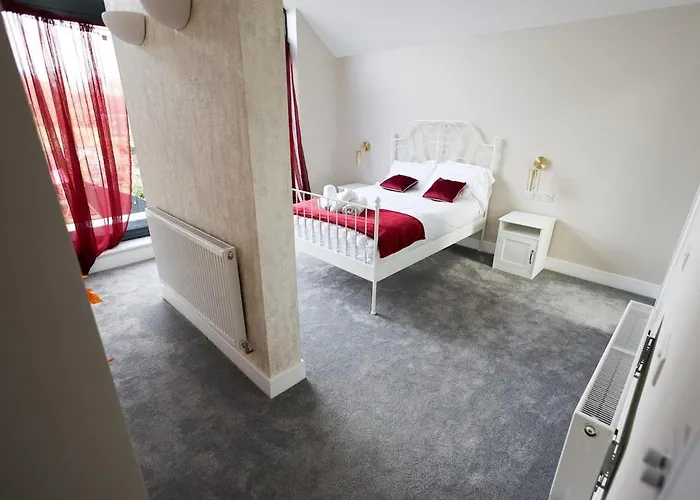 Сasa de vacaciones Stunning Family With Hot Tub In Worsley