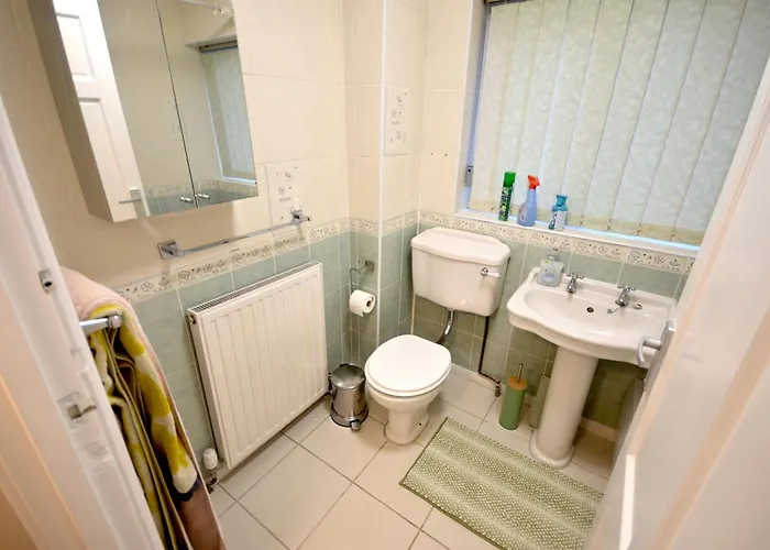 Cosy 2bdr House With Driveway Near * Manchester