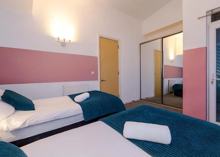 Stylish House In With Pool Table *