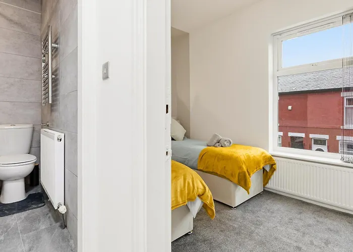 2 Bedroom 5 Beds House 10 Minutes Away From Centre And Hospitals On Street Parking ,great For Long Term Contractors And Hospital Workers Holiday home