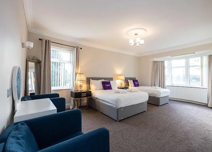 Dom wakacyjny Detached House In Prestwich Sleeps 10 With Parking