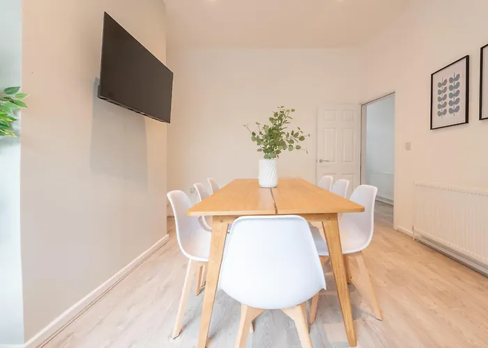 Stylish Comfort Retreat - Salford, Sleeps 8 *