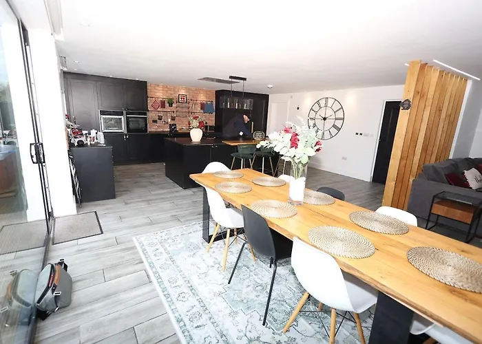 Σπίτι διακοπών Stunning Family With Hot Tub In Worsley