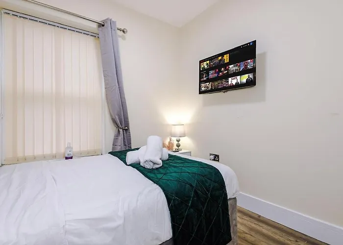 Sleeps 13, Free Parking, Near Etihad & C0-0p Live, 4br 度假居 *