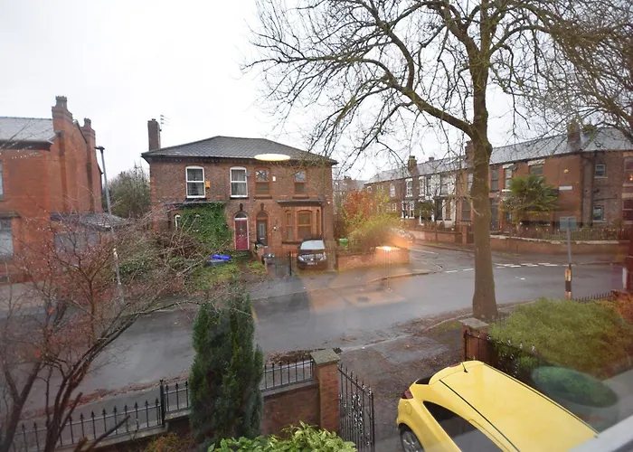 Holiday home Cosy 2bdr House With Driveway Near Manchester